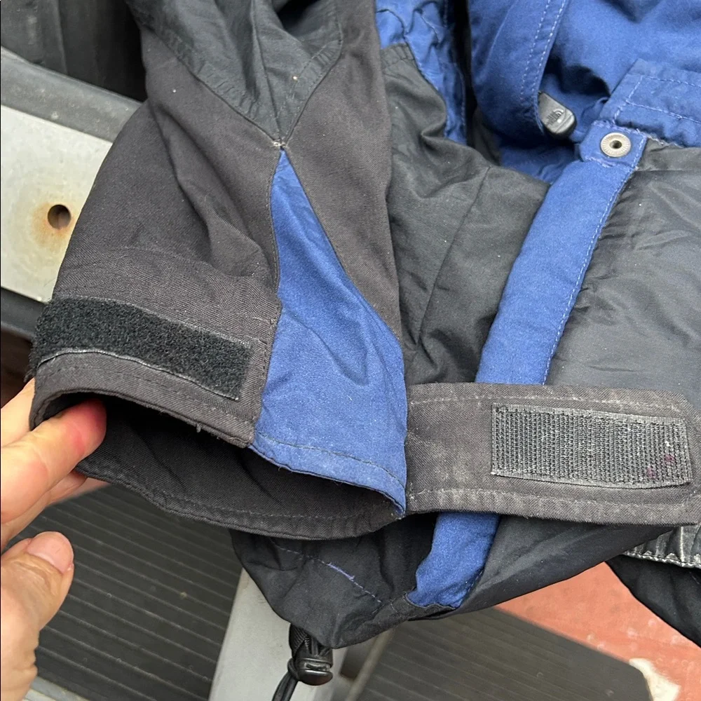 The North Face Blue and Black Ski Jacket Weather-Resistant men’s small  Bin#11A